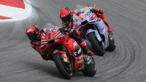 Pecco Bagnaia y Marc Márquez peleando durante el Gran Premio de Portugal