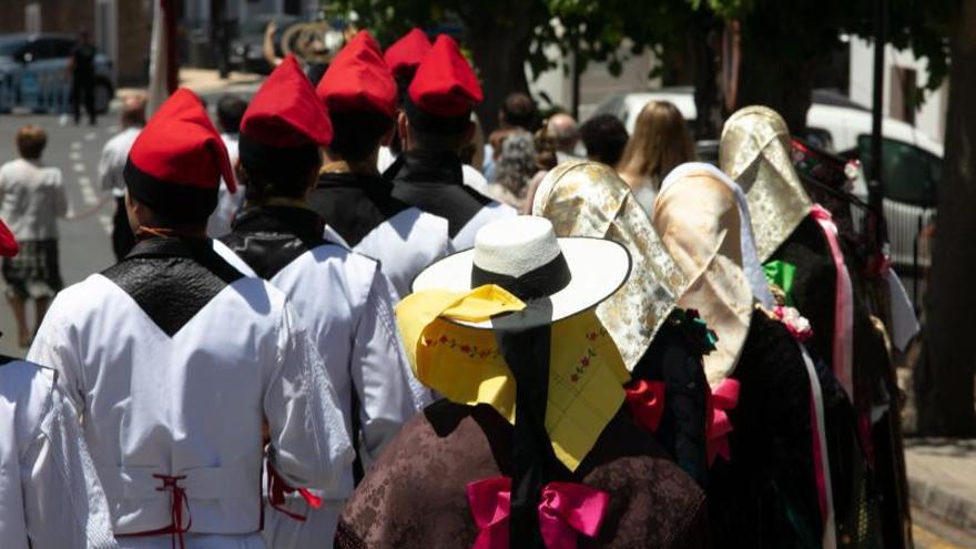La Colla de Labritja sale de la Iglesia para prepararse para el ‘ball pagès’ que cerró la jornada matutina de las fiestas de Sant Joan.