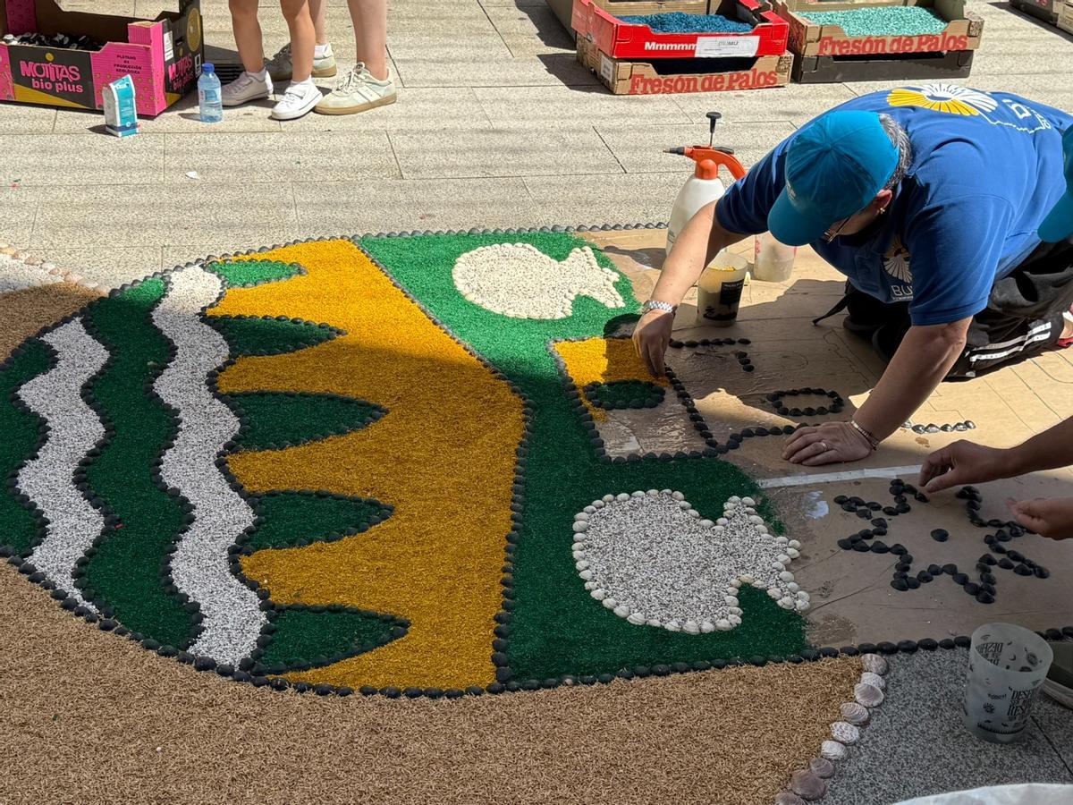 Los alfombristas de Cunchas e Flores, de Bueu, el Corpus San Paio 2026 en A Estrada