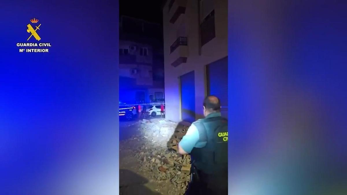 Vídeo | La Guardia Civil auxilia a vecinos afectados por el terremoto de Alhendín (Granada)