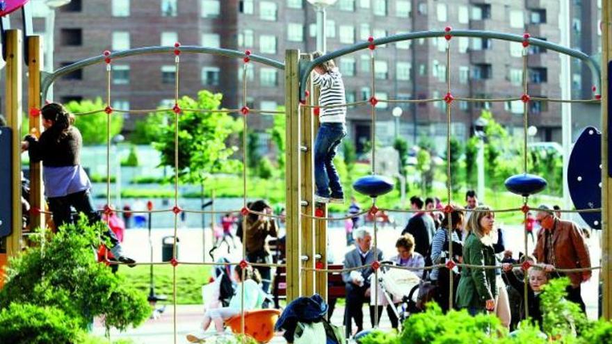 Niños, ayer, jugando en el parque de Las Meanas.