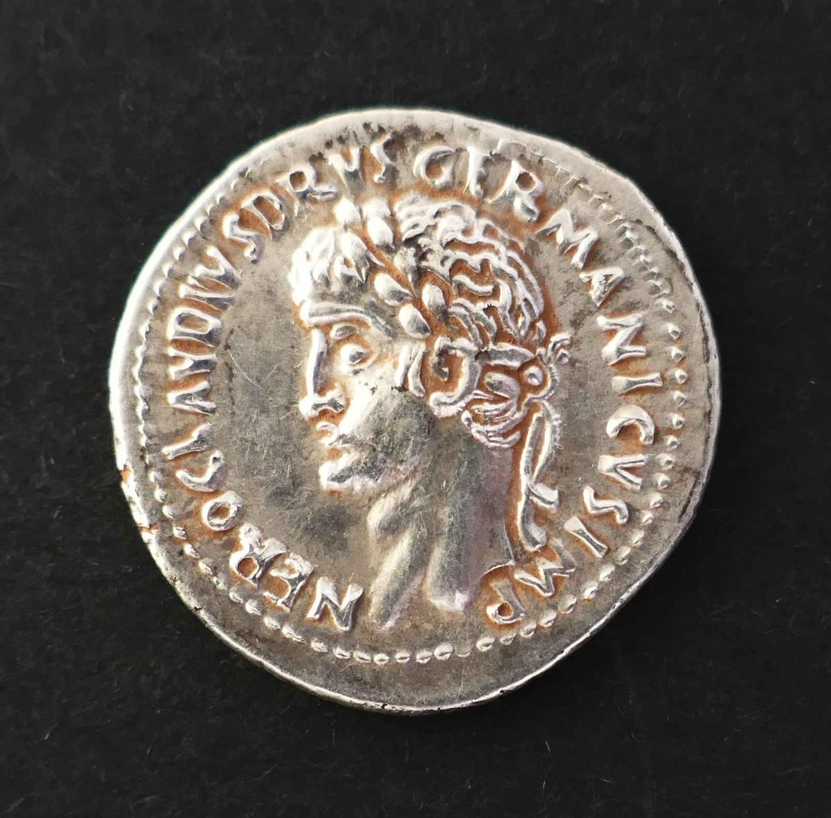Moneda romana de época altoimperial, con Nerón Claudio Druso Germánico.