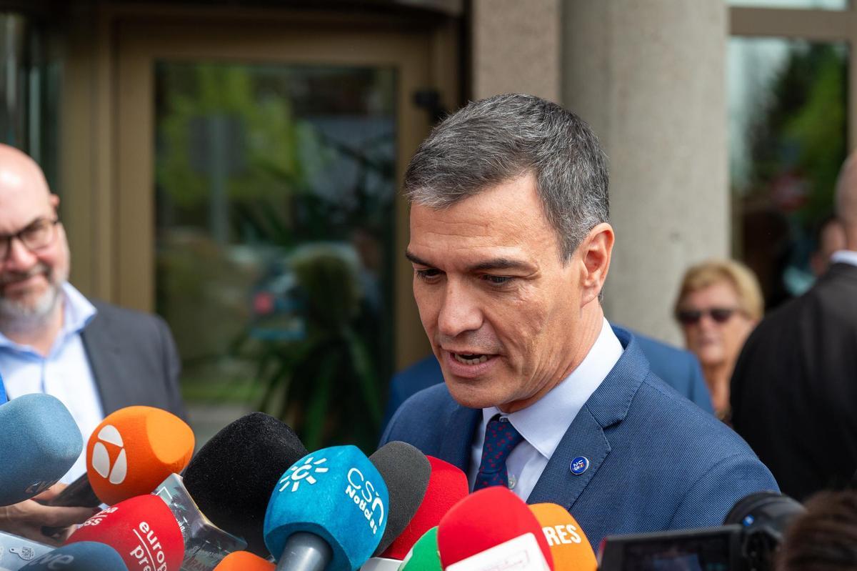 Pedro Sánchez, a su salida del tanatorio.