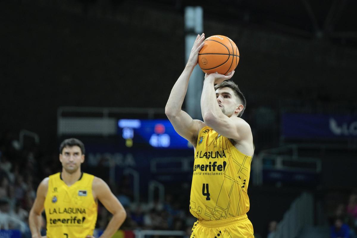 Van Beck lanza un tiro libre.