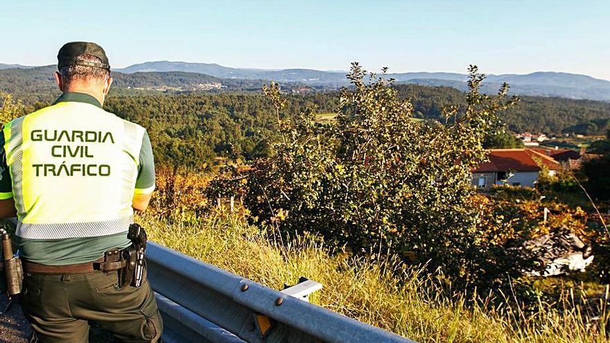 El desnivel entre la carretera y la finca donde acabó el vehículo. |   // I. ABELLA