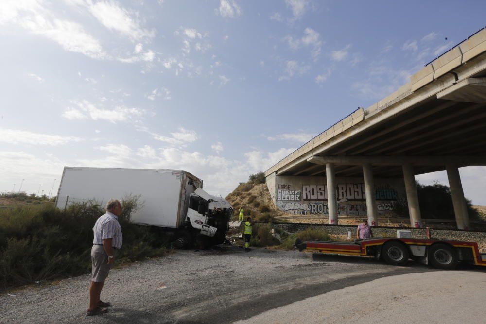 Tres personas han resultado heridas en un aparatoso accidente ocurrido poco antes de las tres de la tarde en la carretera que da acceso al aeropuerto, la N-338.