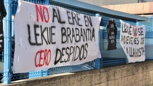 Pancarta de protesta frente al almacén de Lékué en La Llagosta.