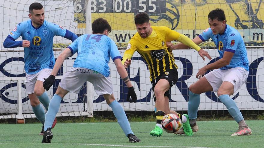 Un jugador del Viveiro agarra al boucense Torralbo, cuando intenta jugar el balón. // ALBA VILLAR