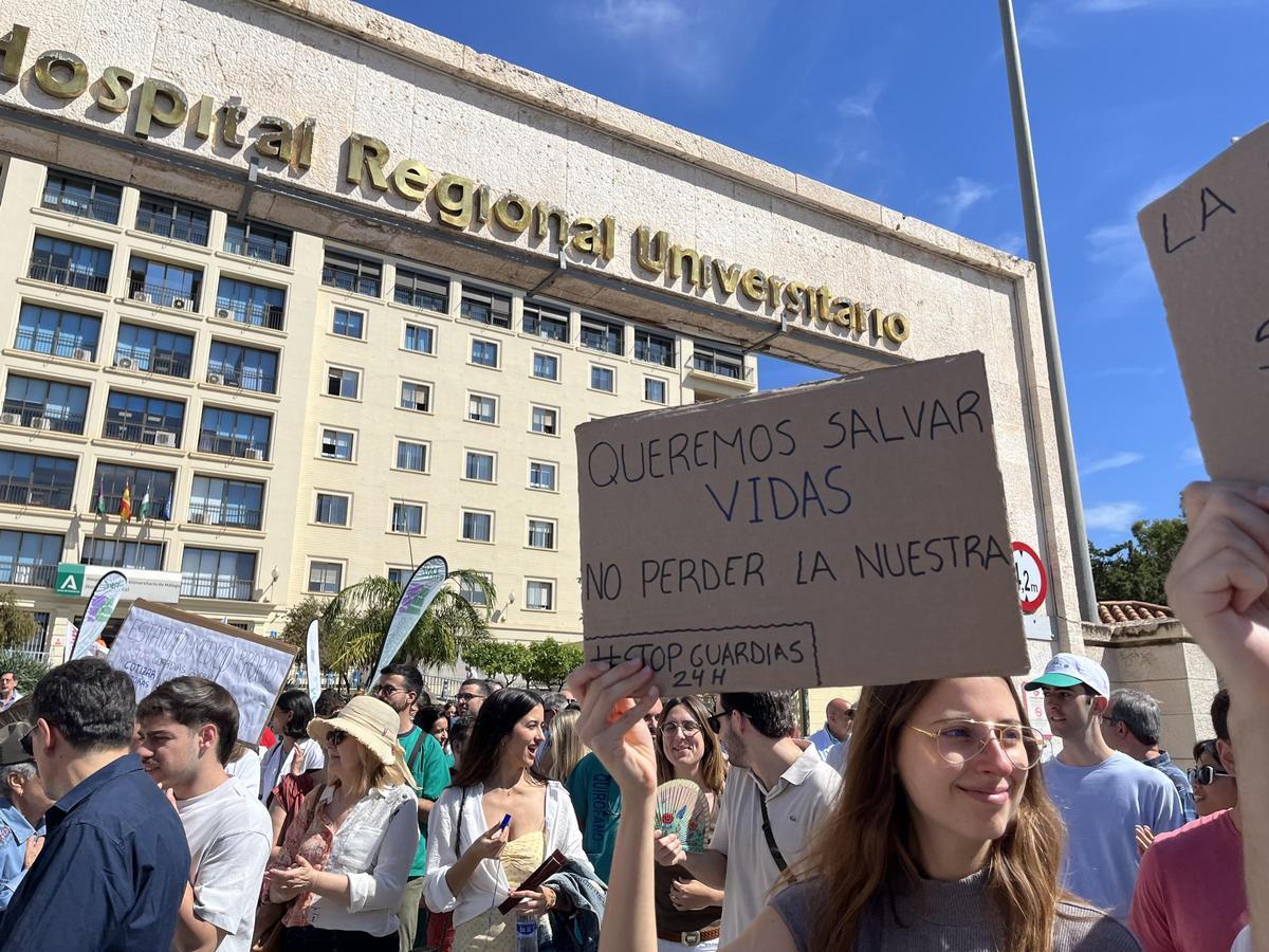 Más de 300 médicos de Málaga se manifiestan en la cuarta semana de huelga.