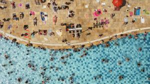 Bañistas en las piscinas durante en Sao Paulo, Brasil.