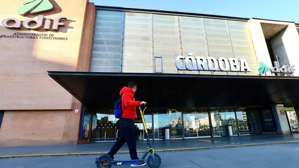 Un usuario de patinete eléctrico pasa por delante de a estación de Córdoba este martes.