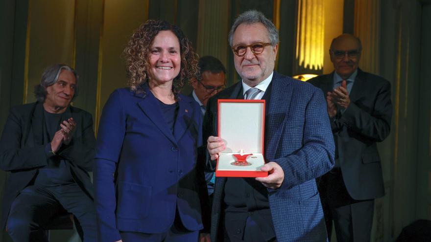 La consellera de Cultura, Sonia Hernández, y Josep Pons, tras recoger la Medalla de Oro del Liceu.