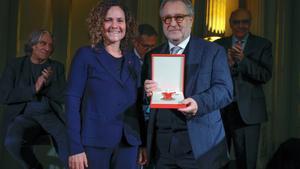 La consellera de Cultura, Sonia Hernández (i), hace entrega de la Medalla de Oro, que concede el patronato del Gran Teatre del Liceu, al director de orquesta Josep Pons, durante un acto celebrado este lunes. EFE/Toni Albir