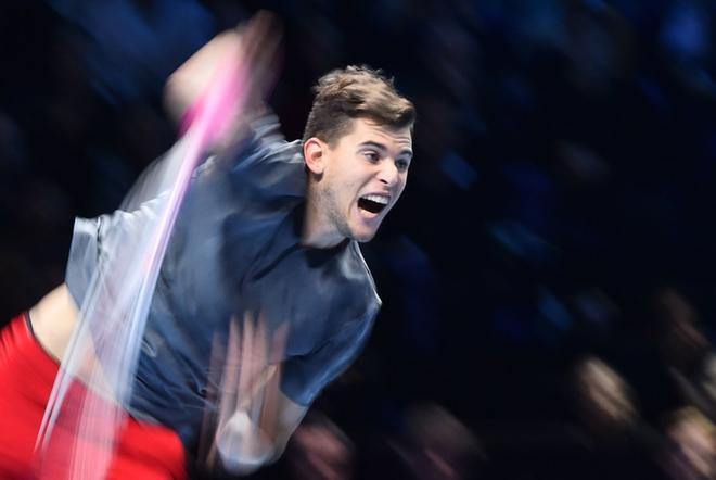 Dominic Thiem en acción ante Roger Federer durante un partido de las Nitto Finales ATP disputado en el O2 de Londres (Reino Unido)