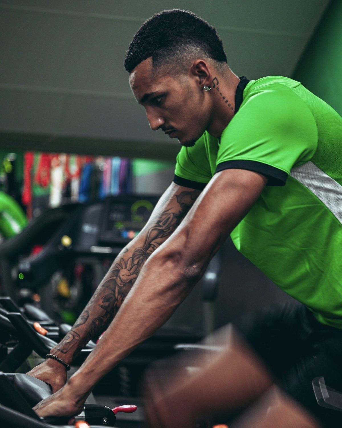 Álvaro Rodríguez hace bicicleta estática en el gimnasio del Martínez Valero.