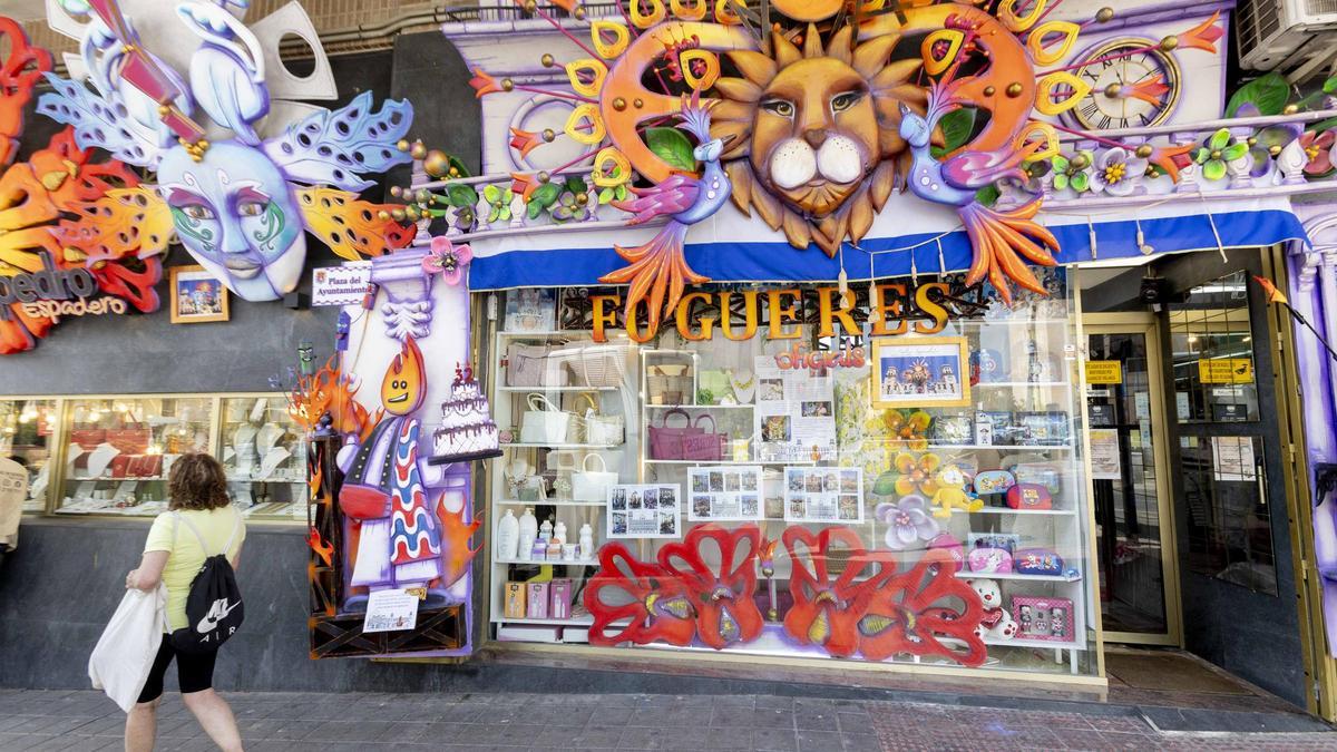 Así se preparan los escaparates de los comercios para las Hogueras