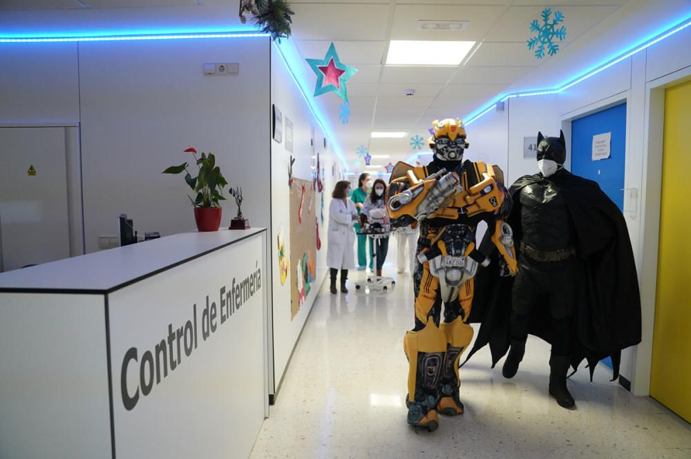 El Materno Infantil recibe la visita sorpresa de Spiderman