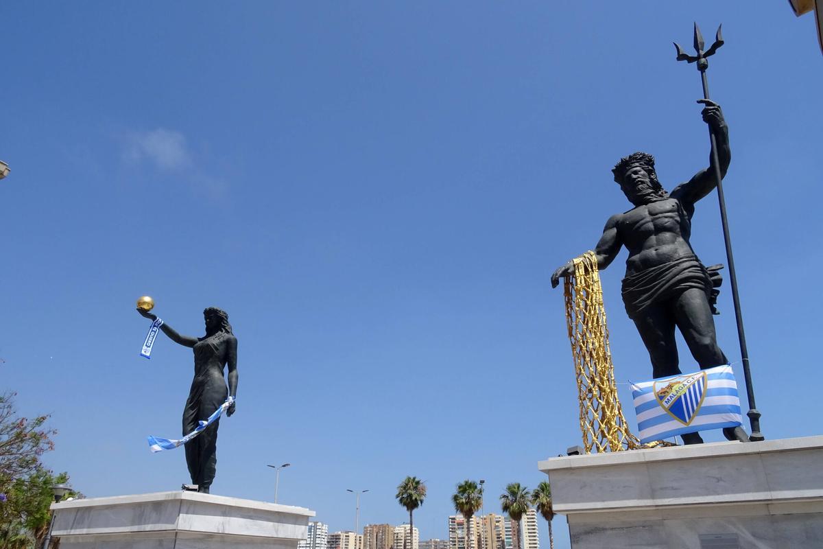 Miles de malagueños muestran su apoyo al Málaga con banderas, camisetas o bufandas blanquiazules. Miles de malagueños muestran su apoyo al Málaga con banderas, camisetas o bufandas blanquiazules.