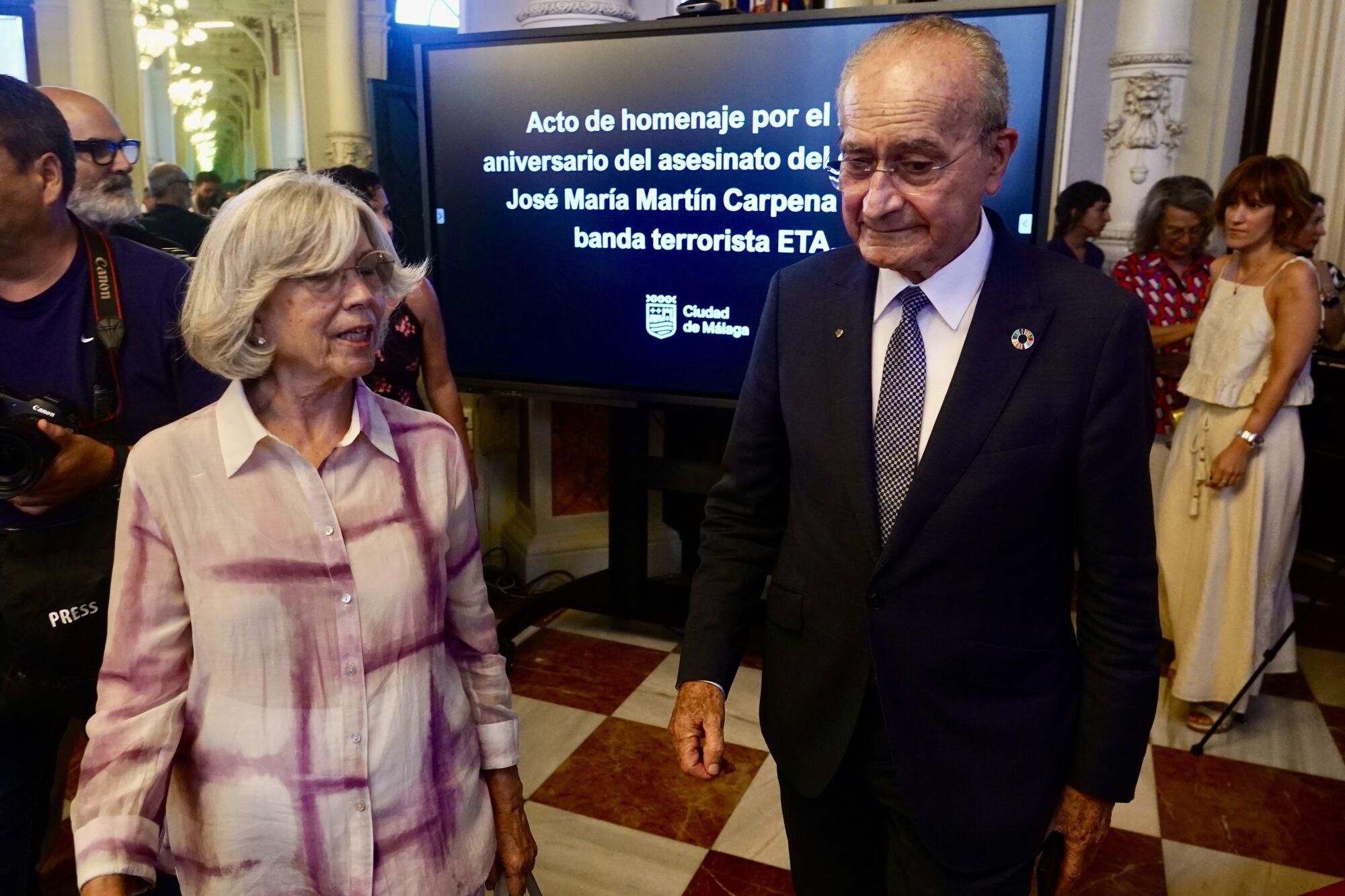  La emoción y la memoria, los momentos asociados al dolor, irrumpieron de regreso al alma de los presentes en el homenaje institucional a Martín Carpena celebrado en el Salón de los Espejos del Ayuntamiento de Málaga. En el mismo lugar en el que hace un cuarto de siglo estuvo situada la capilla ardiente en la que lo lloró su ciudad. 