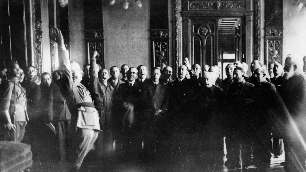 El general Francisco Franco es elegido jefe del Estado del bando sublevado en el mes de octubre de 1936.