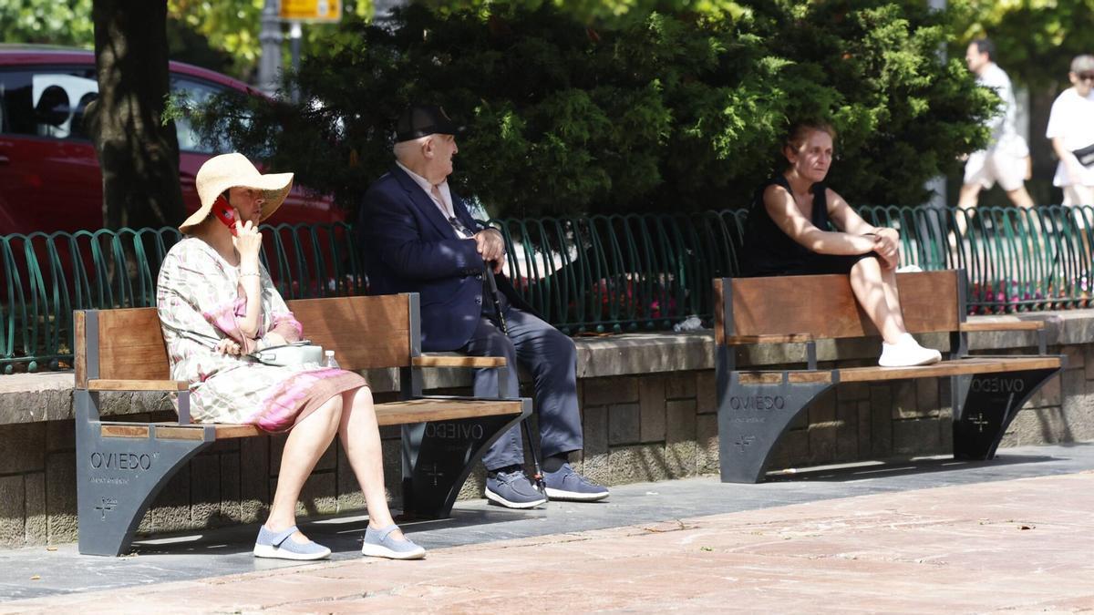 Ovetenses resguardándose del calor.