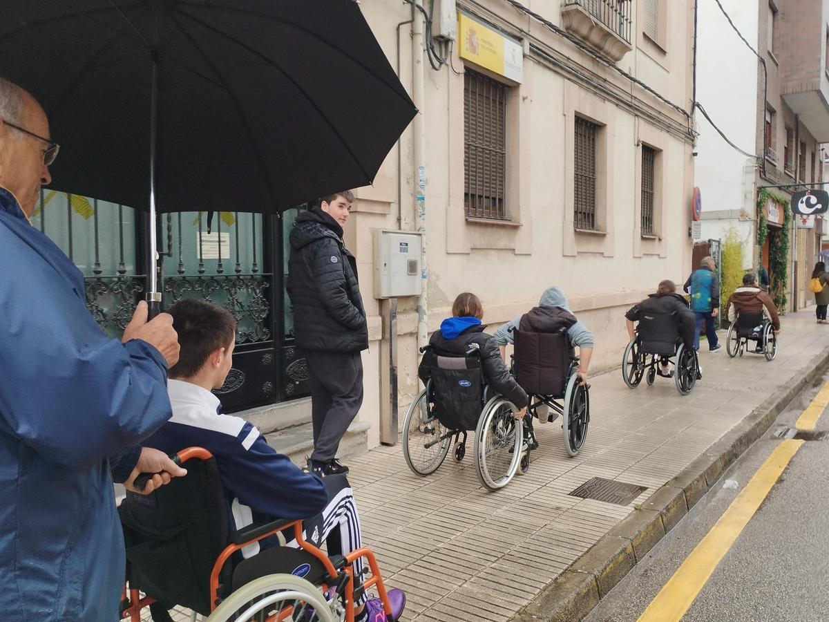 El grupo discurre por una acera de la Avenida Prudencio González.