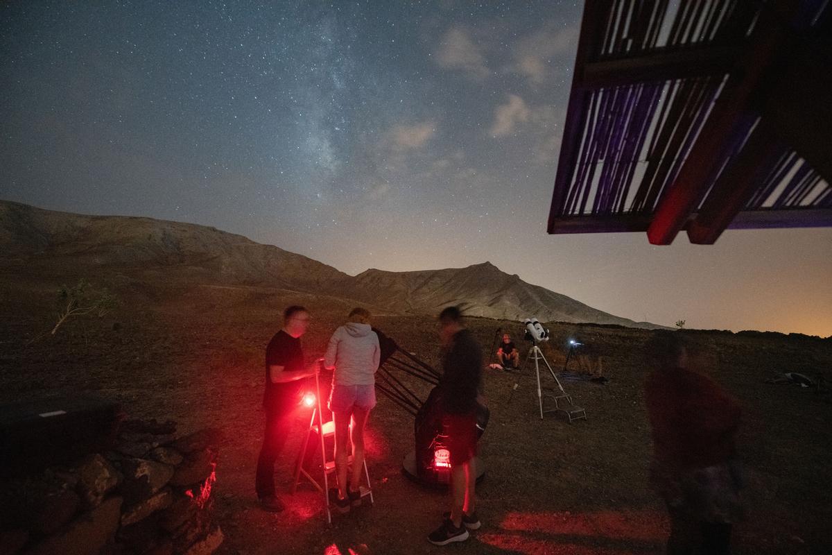 Un grupo de personas observa la lluvia de estrellas o Lágrimas de San Lorenzo durante la celebración de un taller astronómico organizado por el Cabildo de Fuerteventura en el Centro de interpretación La Atalayita, en el municipio de Antigua.