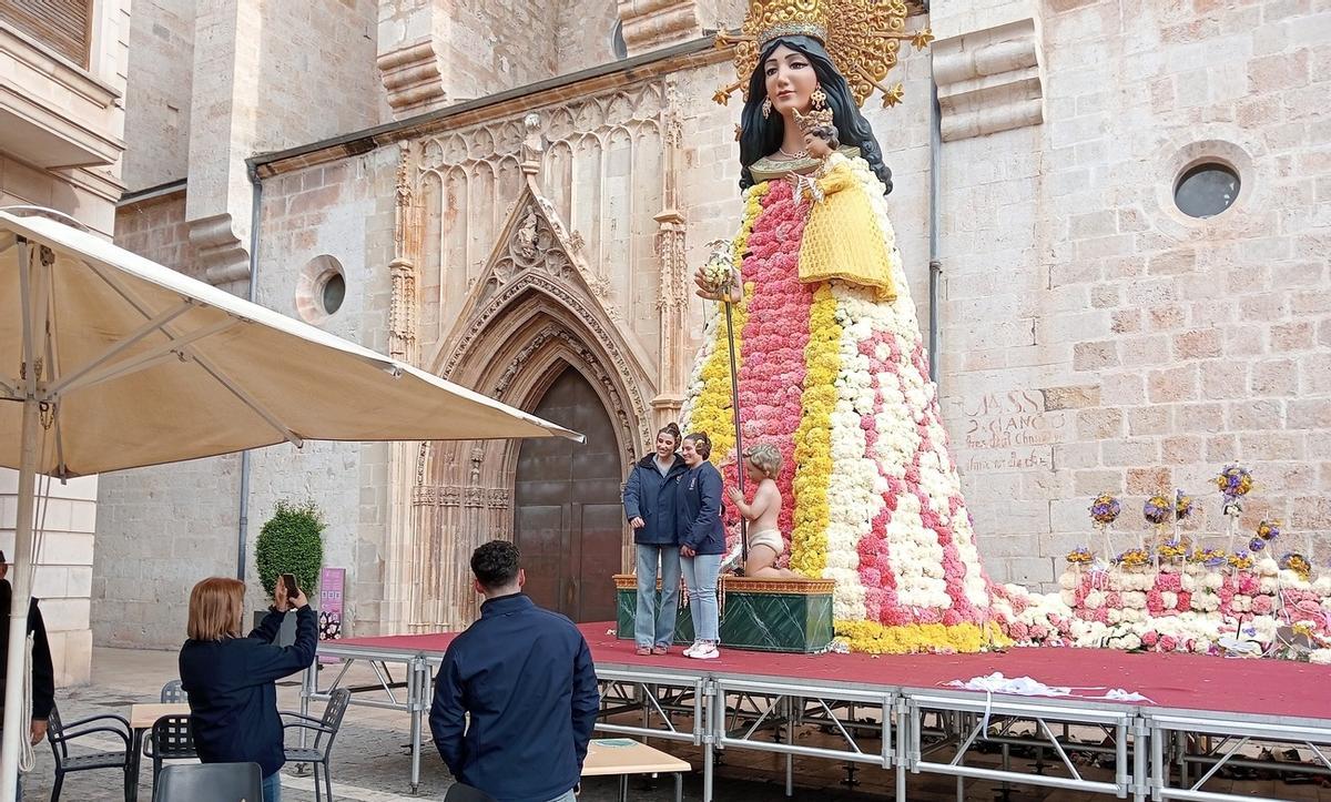 Las dos falleras de Vilanova posan ante el tapiz de la Mare de Déu, en una imagen de este jueves día 19