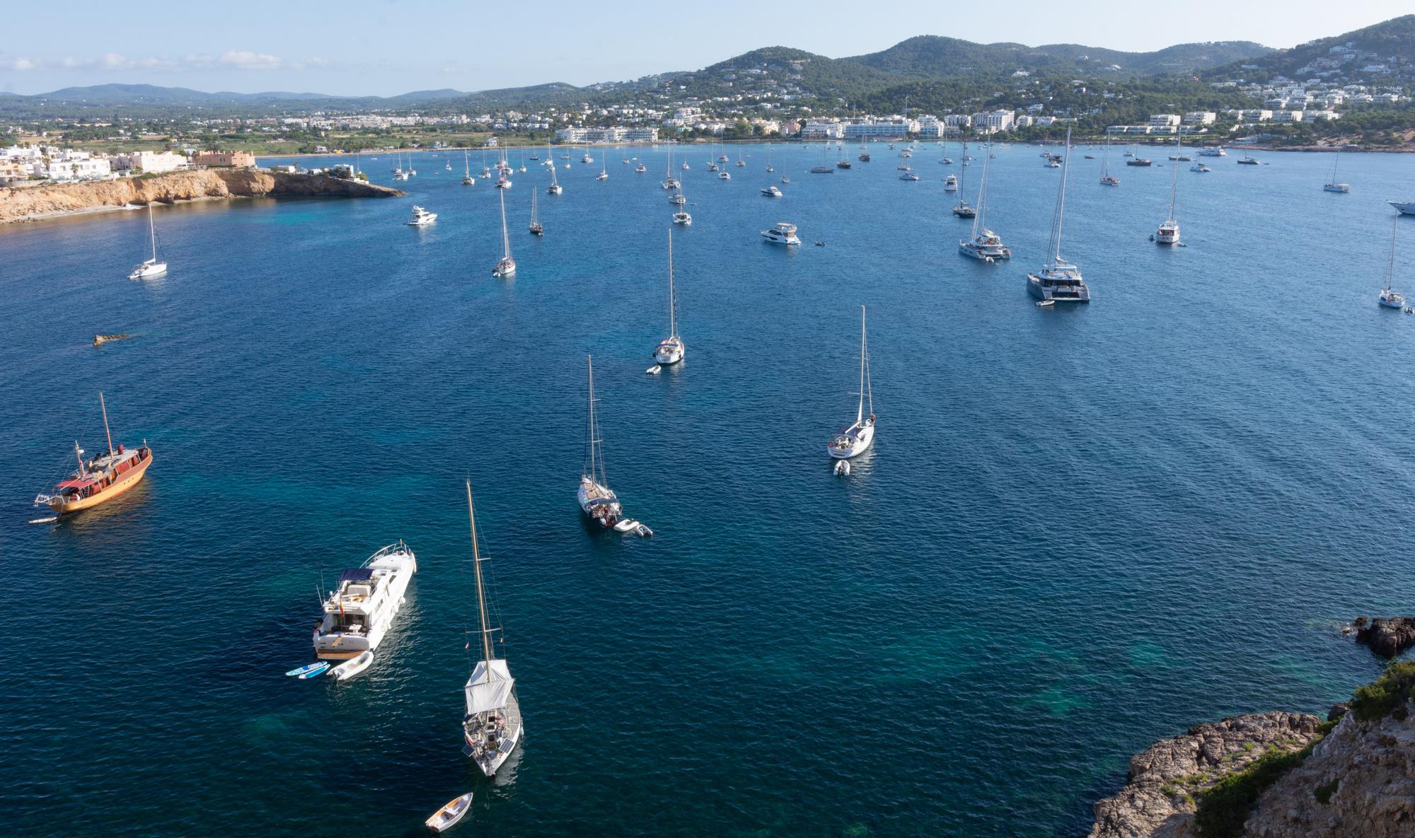 El horizonte de Ibiza queda oculto tras los barcos