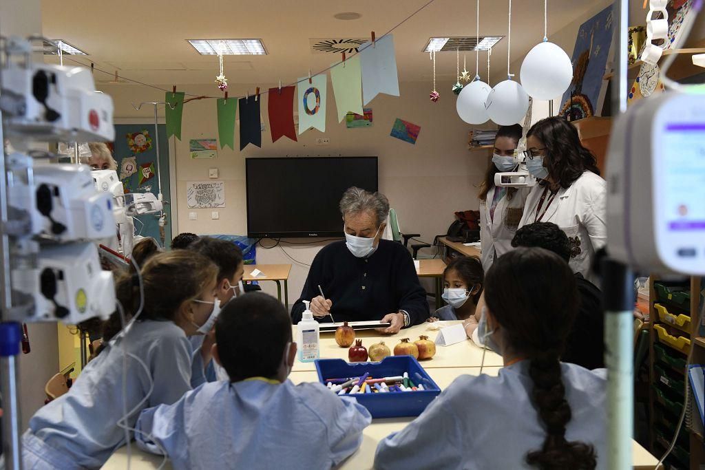 Pedro Cano lleva la pintura a Oncología Infantil de la Arrixaca