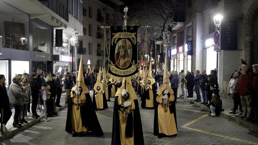 Semana Santa en Palma 2023 | Así ha sido el Martes Santo: silencio, respeto y emoción en la procesión de la Virgen Dolorosa