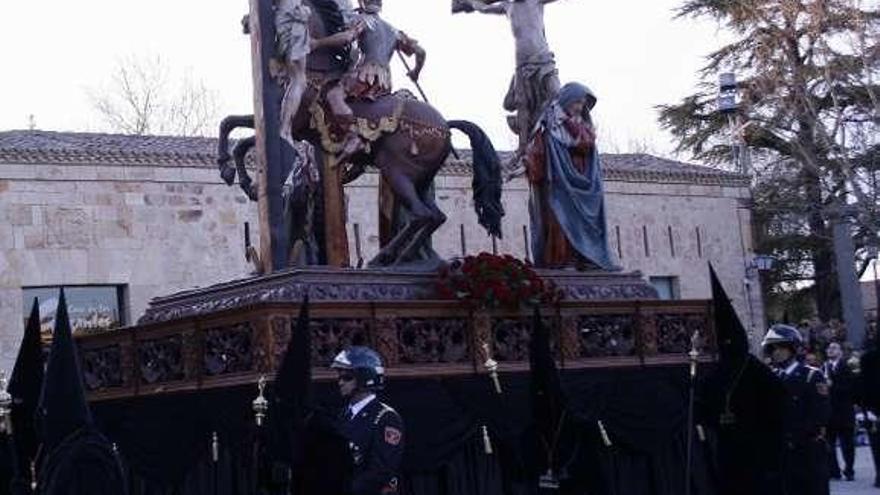 Bomberos junto al paso un Viernes Santo.