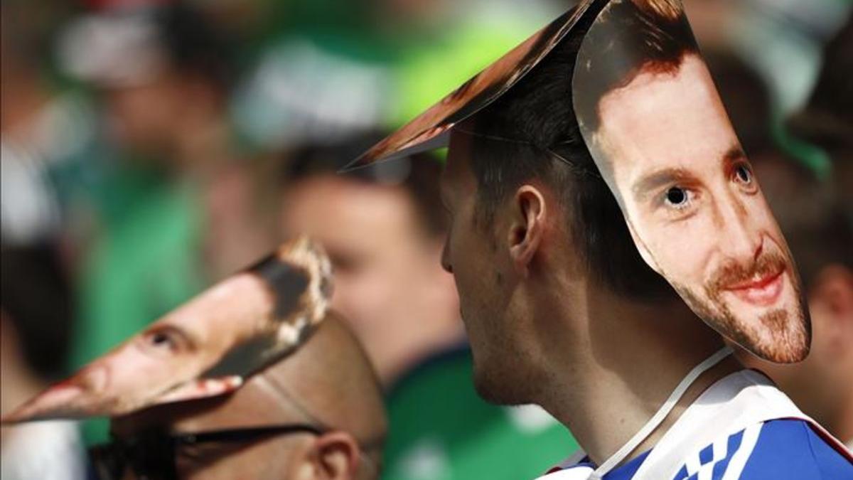 Aficionados norirlandeses con caretas de Will Grigg