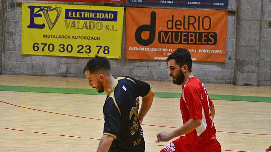 Nacho conduce el balón en el duelo ante el Beade. |  // GONZALO NÚÑEZ