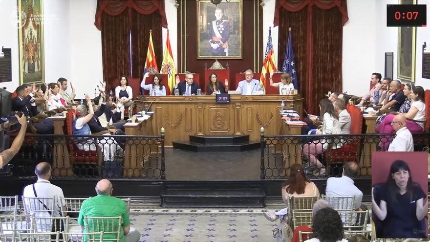 La doble cara de las pagos en Elche: el PSOE denuncia 1,6 millones con facturas sin contrato y el PP alega que son 2,5 millones menos en tres años años