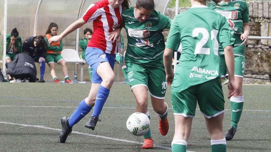 Irina conduce el balón ante la oposición de una jugadora del Sporting, ayer en el Pahíño. // Alba Villar