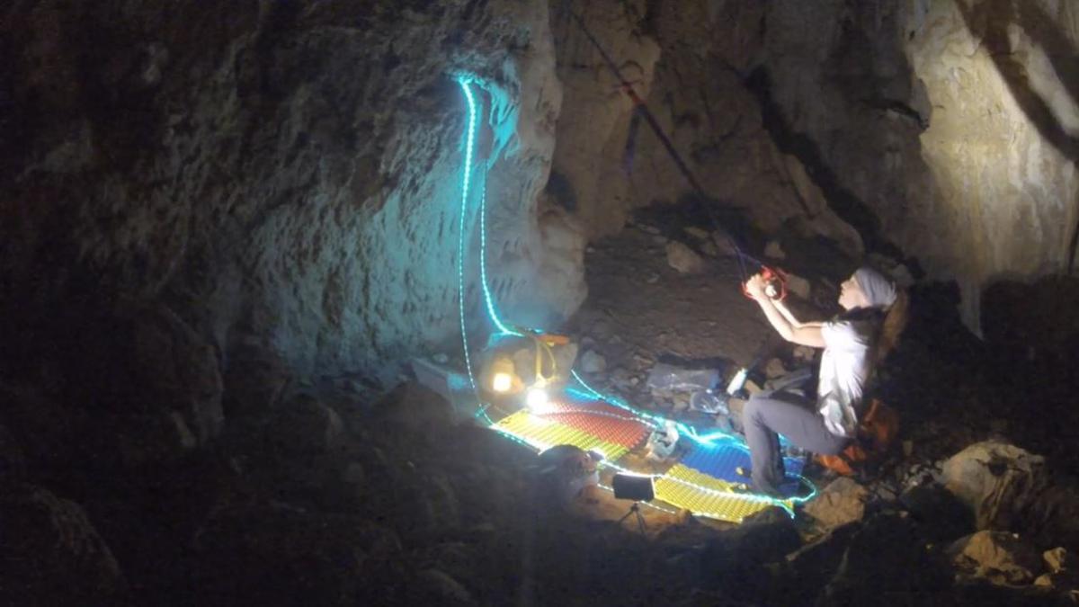 Das Standbild aus einem von Dokumalia zur Verfügung gestellten Video zeigt die Bergsteigerin und Höhlenforscherin Beatriz Flamini im Inneren der Höhle. (Bestmögliche Bildqualität) Die Spanierin hat freiwillig 500 Tage in vollkommener Isolation unter der Erde gelebt.