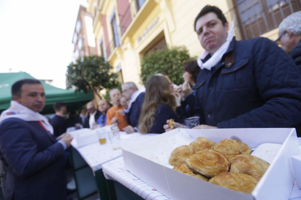 Presentación del cartel del Entierro de la Sardina y posterior reparto de pasteles de carne