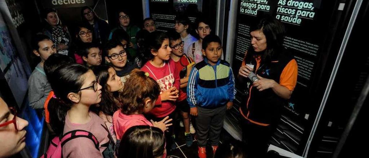 Hasta diez centros escolares de la comarca pasaron por la carpa al lado del Auditorio. // I. Abella