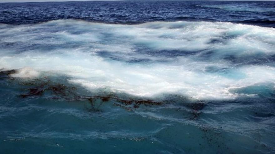 Tenerife y la Gomera, en alerta por el avance del fuel