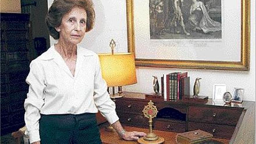 Isabel Casaus con la Custodia, que fue sellada por el arzobispado en 1948.