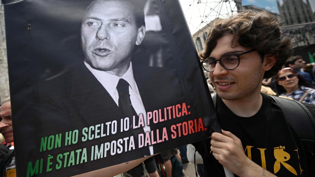 Cientos de personas se dan cita en la catedral de Milán para despedir a Berlusconi