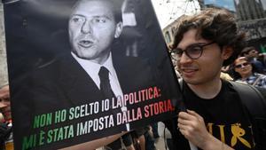 Cientos de personas se dan cita en la catedral de Milán para despedir a Berlusconi