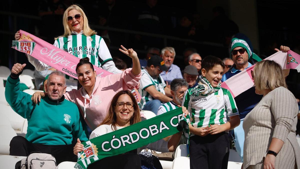 Aficionados blanquiverdes animan al Córdoba CF en su pasado duelo con el Eibar.