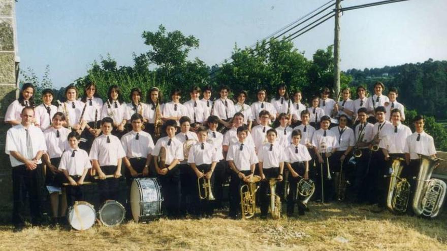 La banda de música de la Asociación Cultural de Chapela en 1996, un año después de su fundación. // FdV