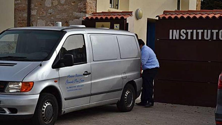 Un furgón a la puerta del Instituto Anatómico Forense de Zamora.