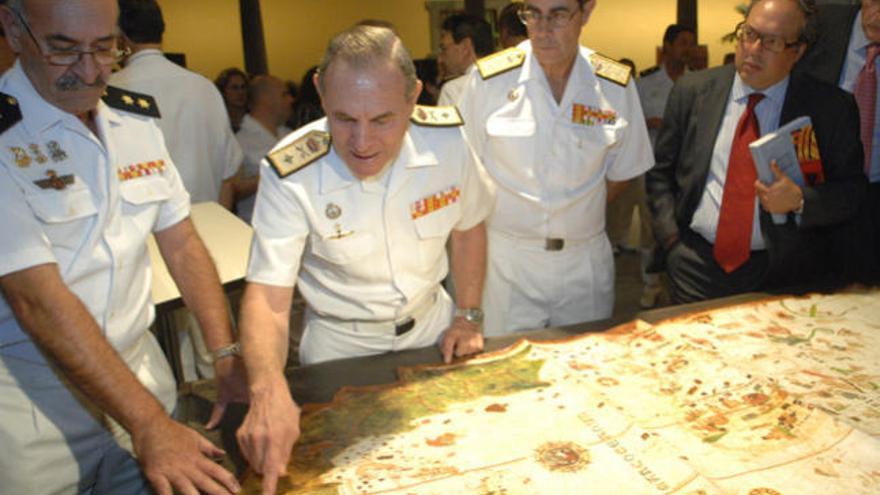 El almirante Rodríguez González-Aller explica las particularidades del mapamundi de Juan de la Cosa. i J. C. CASTRO