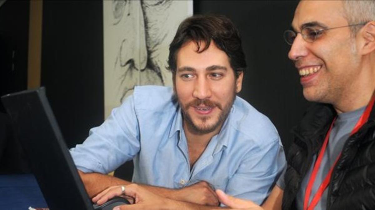 El actor Alberto Ammann (izquierda) y Julián García, de El Periódico, durante el encuentro digital con los lectores en Sitges.