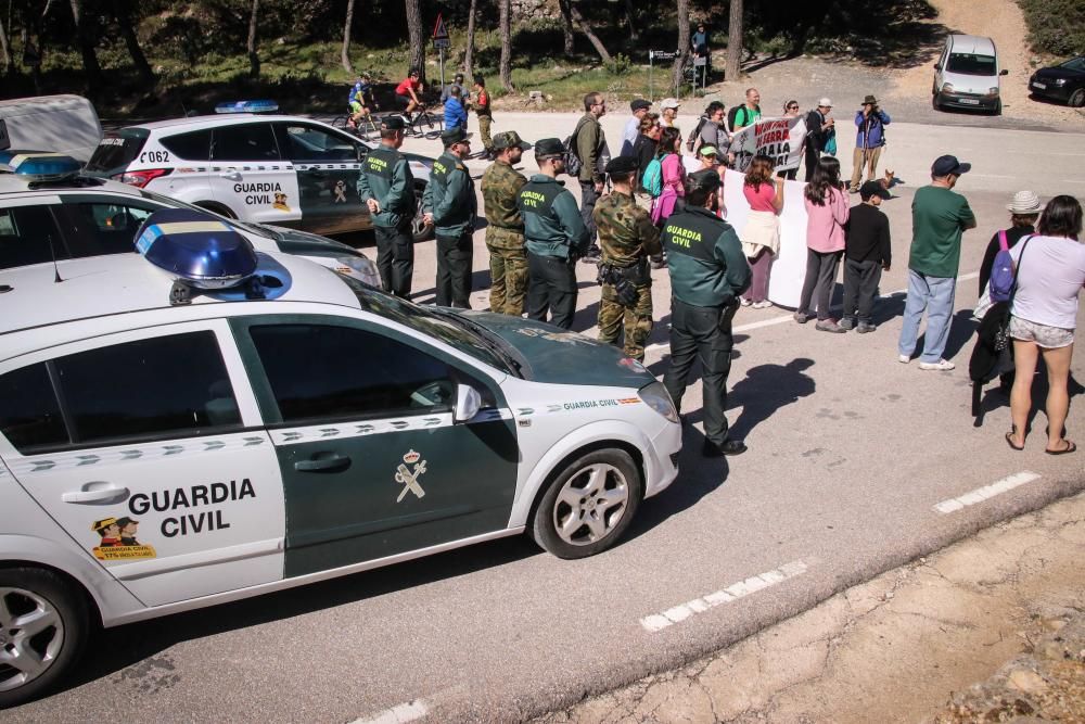 Marcha antimilitarista en la Sierra de Aitana