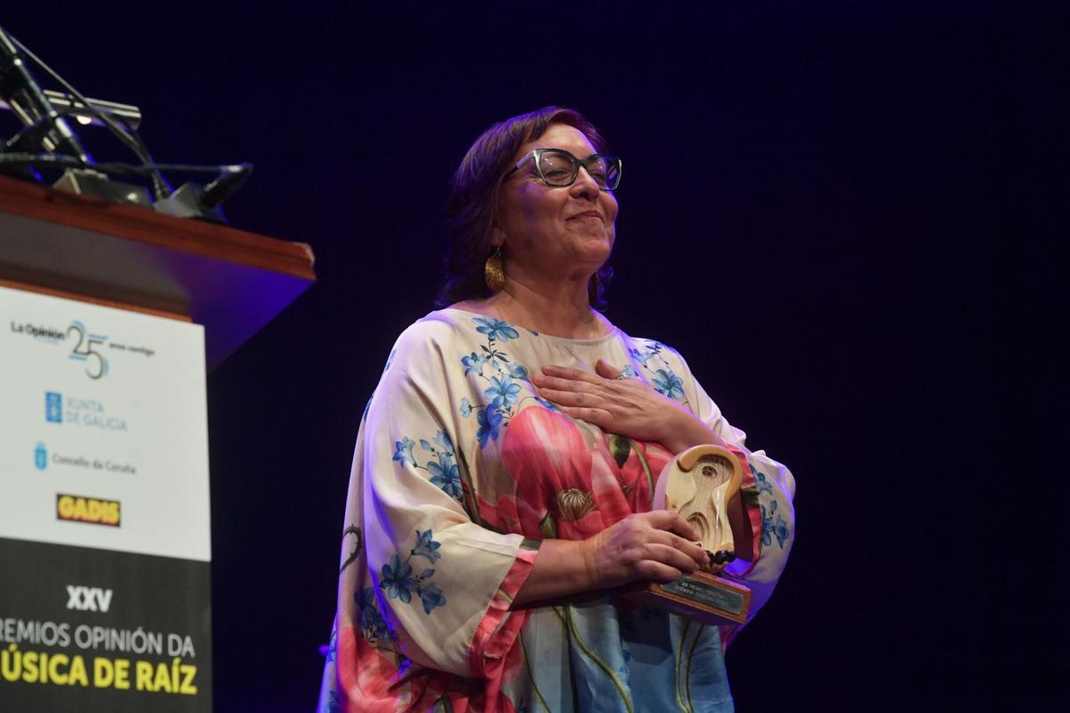 Uxía recolle o Premio OPINIÓN Andaina Senlleira. Uxía recolle o Premio OPINIÓN Andaina Senlleira.